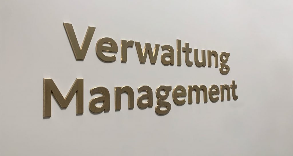 3D Buchstaben in Messingoptik geschliffen