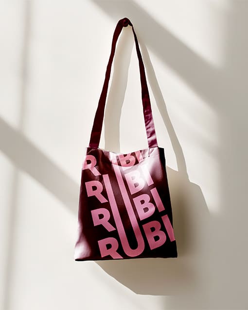 Tragetasche mit RUBI Branding als Beispiel für modernes Corporate Design und Markenentwicklung.