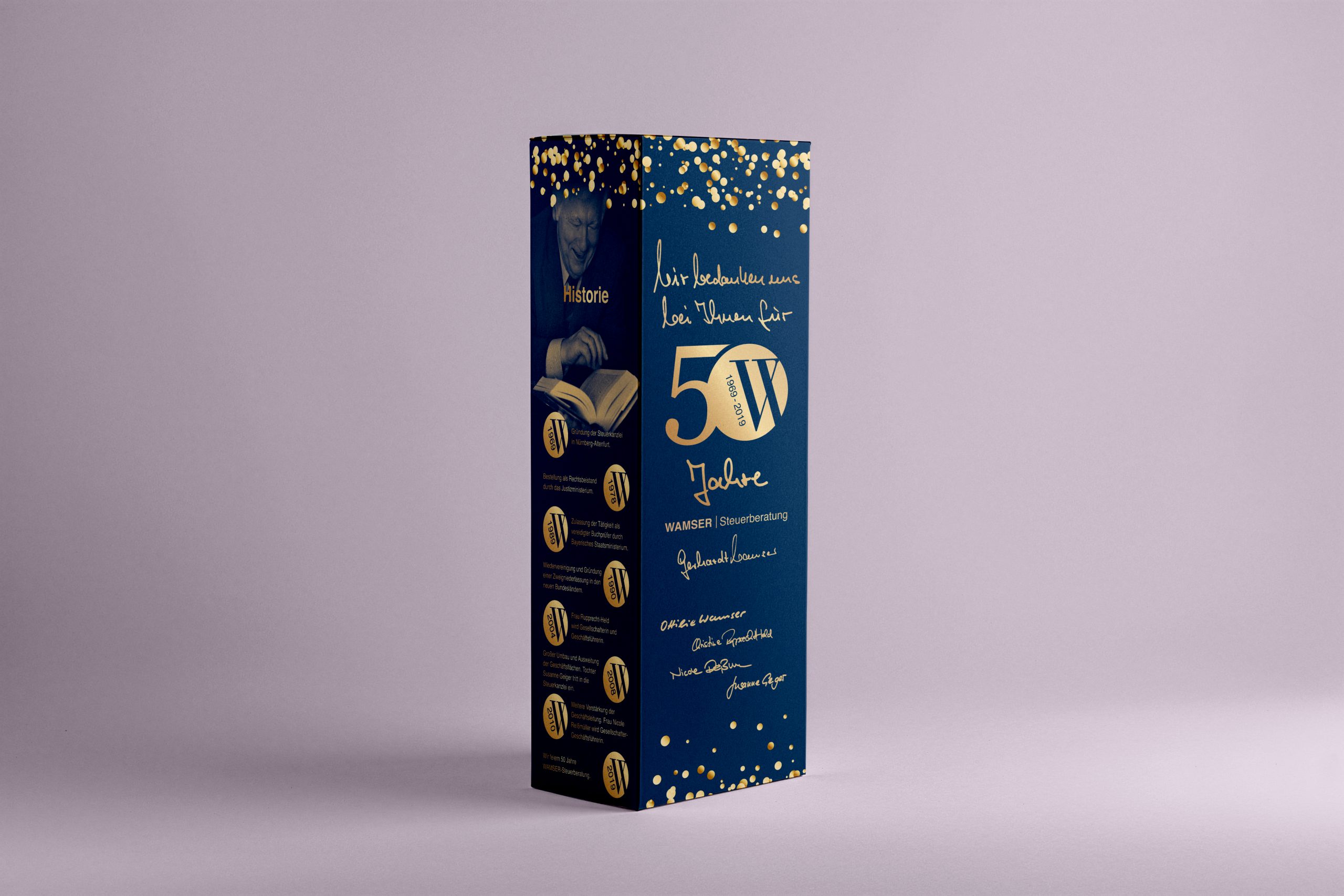 Hochwertiges Verpackungs- und Printdesign mit elegantem Branding für Produktpräsentationen.